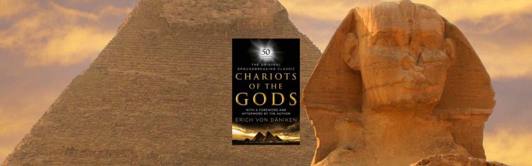 Livre de Von Daniken avec en fond les pyramides et le Sphynx