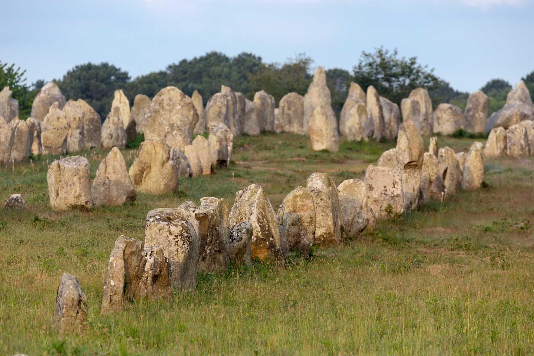 Alignements de Carnac au lever du soleil, Bretagne, -4500 ans — mégalithisme néolithique et organisation collective des sociétés préhistoriques