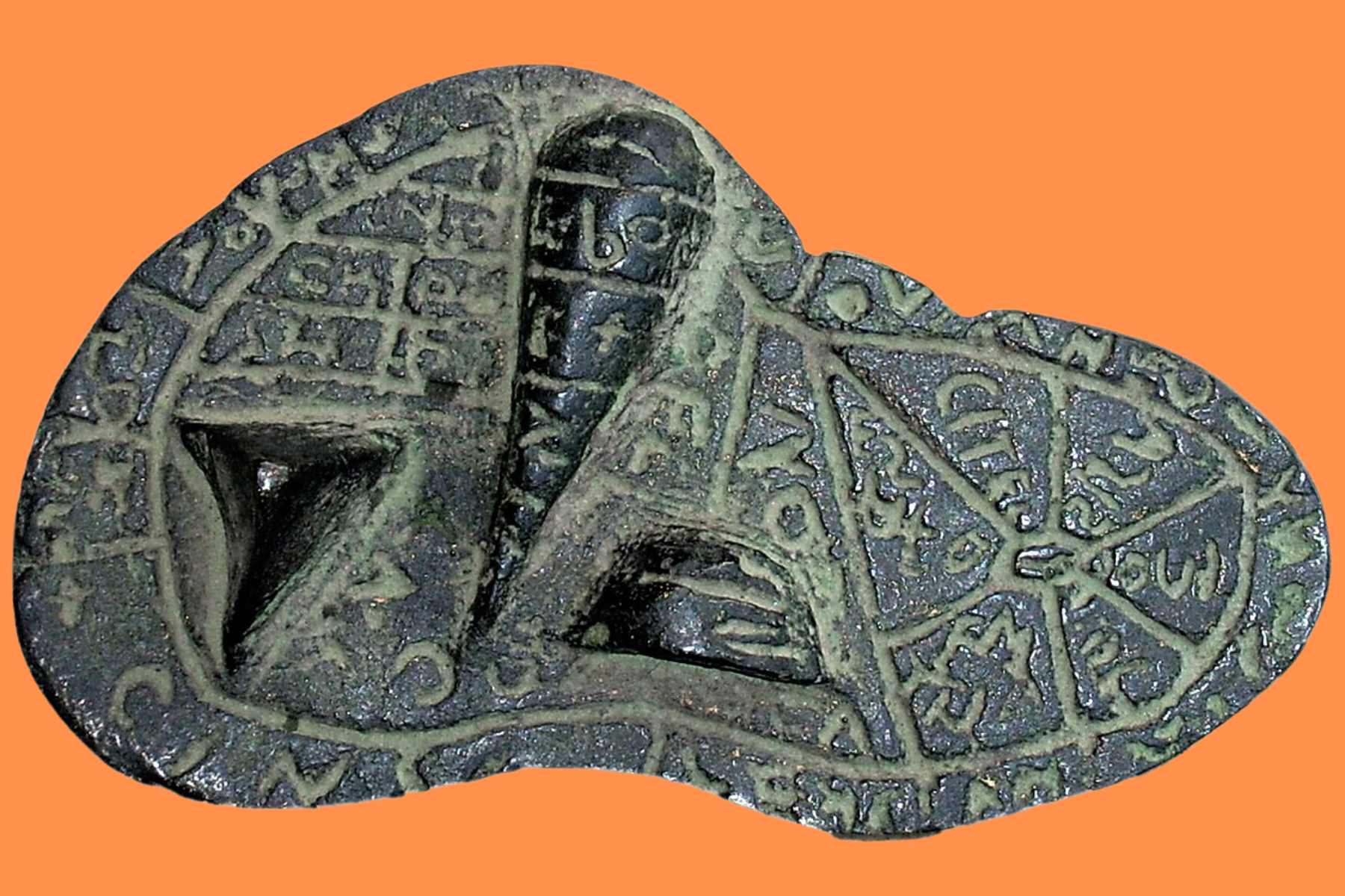 Foie de Plaisance, bronze étrusque, -100 av. J.-C., musée de Plaisance — maquette de foie d'animal divisée en 40 sections divines, outil de formation des haruspices, grammaire du destin étrusque