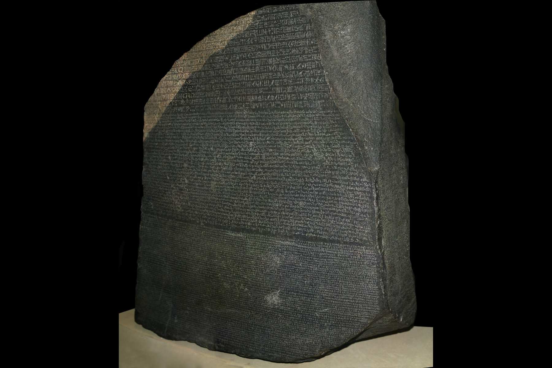 La stèle de Rosette au British Museum, -196 av. J.-C. — trois écritures sur une même pierre, clé du déchiffrement des hiéroglyphes égyptiens par Champollion en 1822
