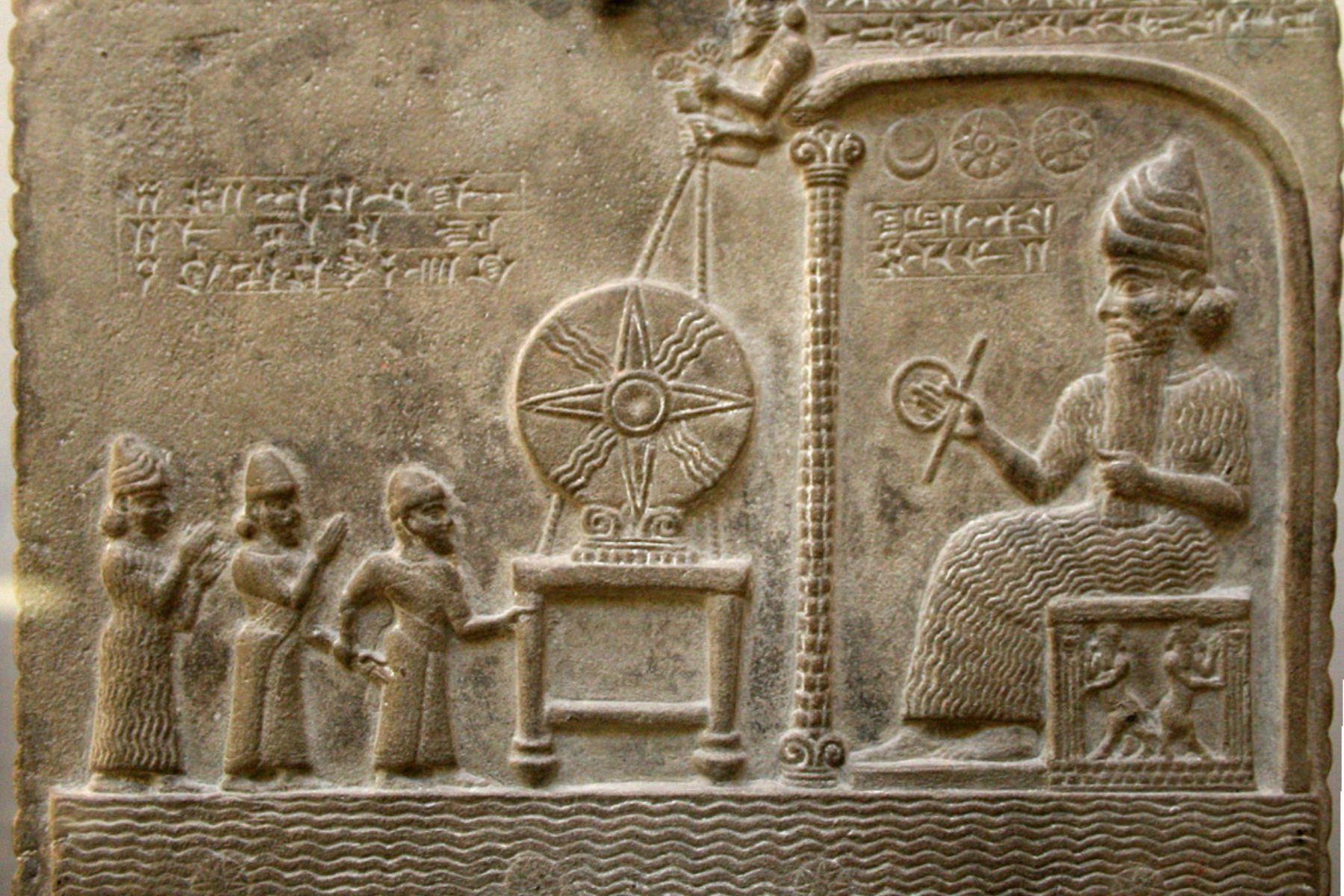 Stèle du Code d'Hammurabi, -1750 av. J.-C., musée du Louvre — le dieu Shamash remet les lois au roi, illustration des Grands Dieux Moralistes garants de l'ordre social en Mésopotamie