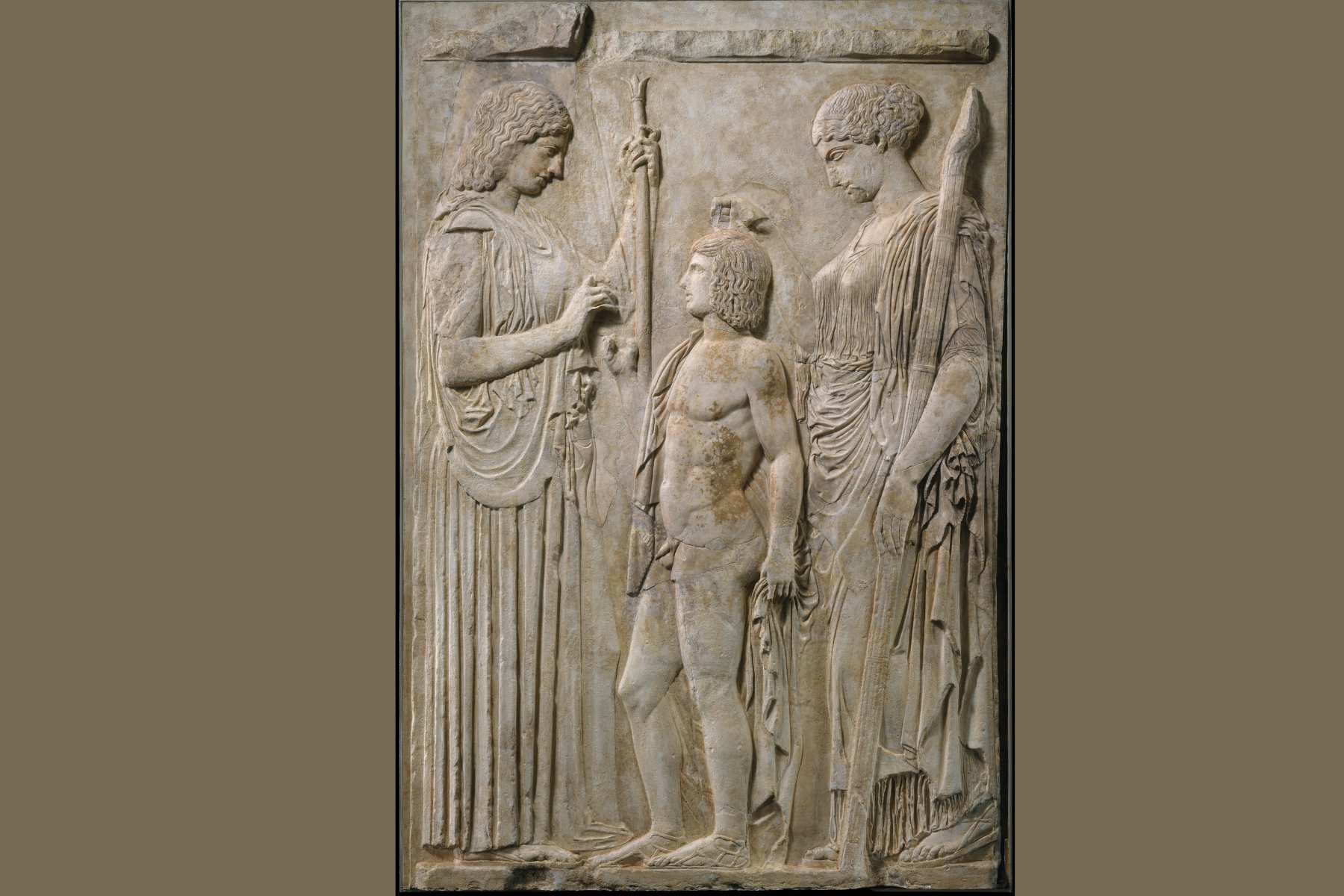 Relief éleusinien dit de Triptolème, -440 av. J.-C., musée national d'Athènes — Déméter et Perséphone initiant Triptolème, seul témoignage visuel majeur des mystères d'Éleusis dont le secret fut gardé pendant mille ans sous peine de mort
