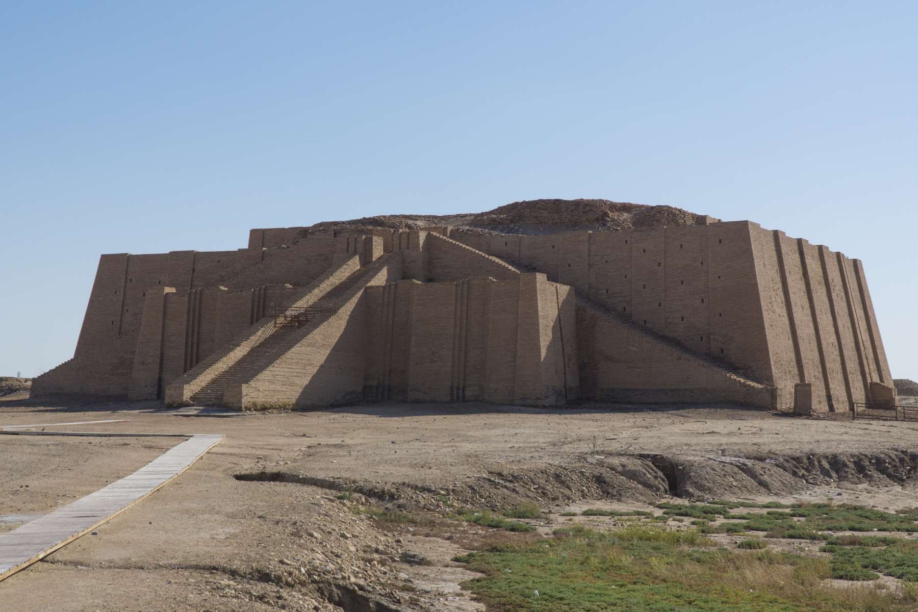 Ziggurat d'Ur, Mésopotamie, -2100 av. J.-C. — temple-observatoire des prêtres-astrologues sumériens, lieu de l'ésotérisme d'État mésopotamien entre science, magie et religion