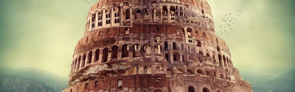 Représentation imaginaire de la Tour de Babel, tour en spirale aux arches inachevées sous un ciel brumeux