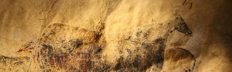 Peinture pariétale paléolithique : un aurochs et un cheval en ocre et noir sur la paroi calcaire d'une grotte ornée.