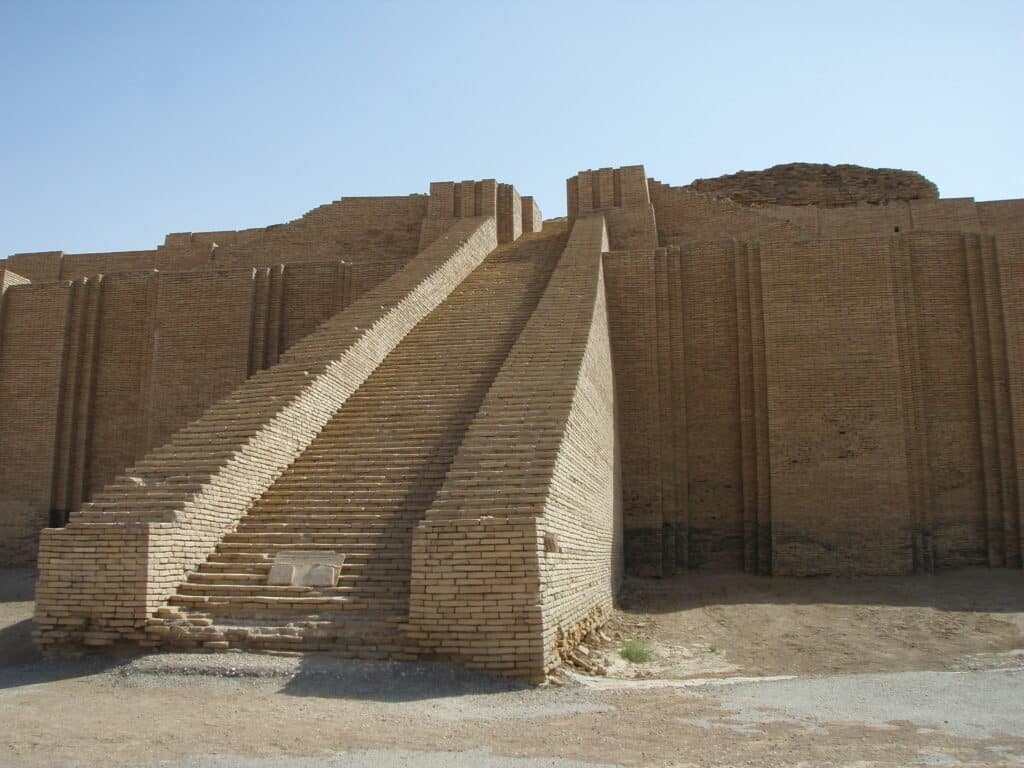 Grande ziggurat d'Ur, en Irak, temple à étages à l'escalier de briques restauré